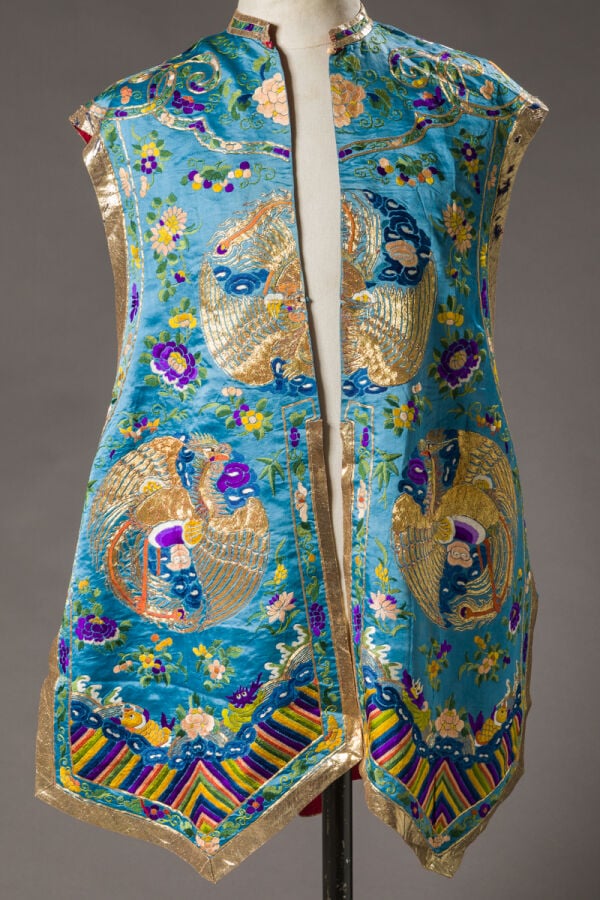CHIINE.Petite veste en soie bleue turquoise , à décor de phénix en médaillons,…