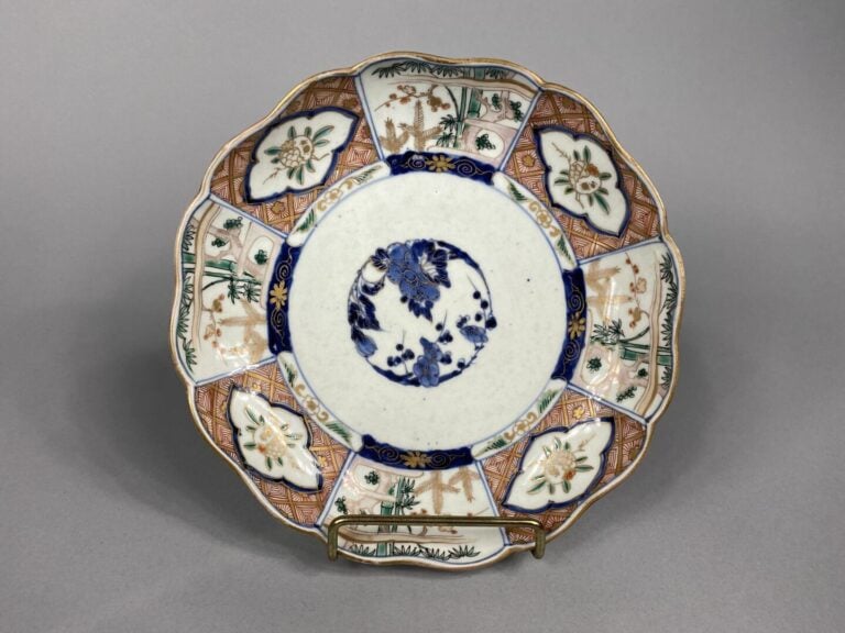 Chine - Assiette à bord polylobé en porcelaine émaillée dans les tons bleu, dor…