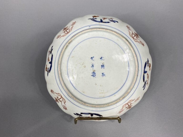 Chine - Assiette à bord polylobé en porcelaine émaillée dans les tons bleu, dor…