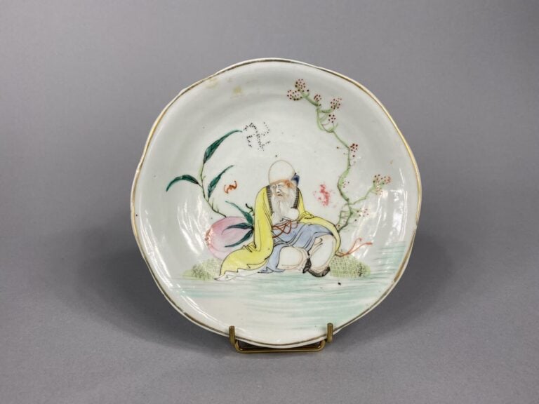 Chine - Assiette en porcelaine émaillée dans le style de la famille rose représ…