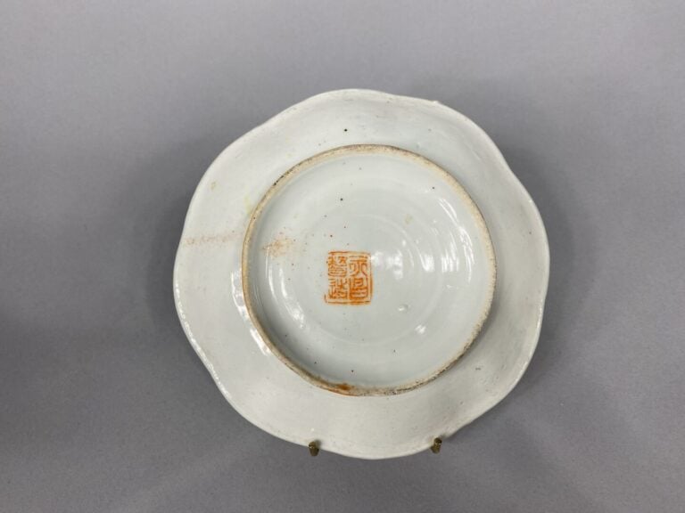 Chine - Assiette en porcelaine émaillée dans le style de la famille rose représ…