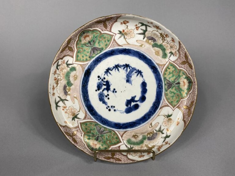 Chine - Assiette en porcelaine émaillée dans les tons bleu, vert, rouge et doré…