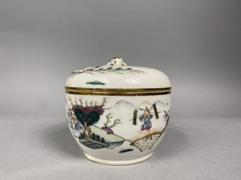 Chine - Boite couverte de forme ronde en céramique émaillée dans les style de l…