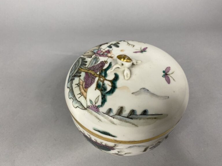 Chine - Boite couverte de forme ronde en céramique émaillée dans les style de l…