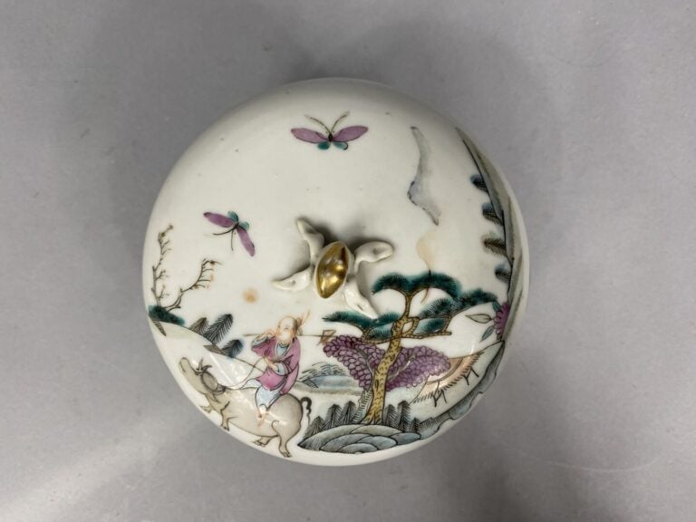 Chine - Boite couverte de forme ronde en céramique émaillée dans les style de l…