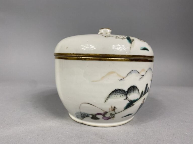 Chine - Boite couverte de forme ronde en céramique émaillée dans les style de l…