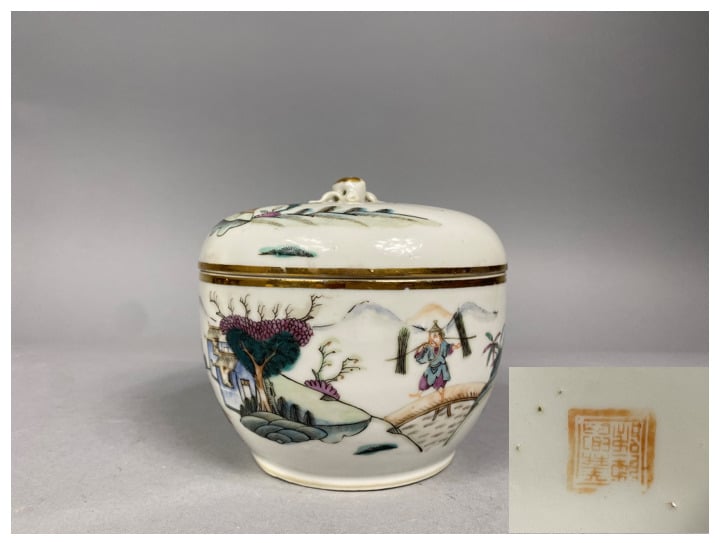 Chine - Boite couverte de forme ronde en céramique émaillée dans les style de l…