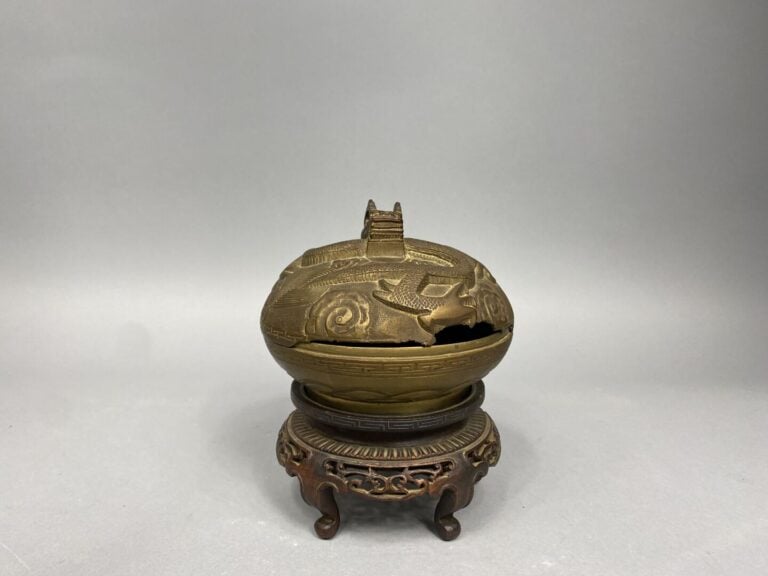 Chine - Boite couverte en bronze, le couvercle surmonté d'un dragon stylisé par…
