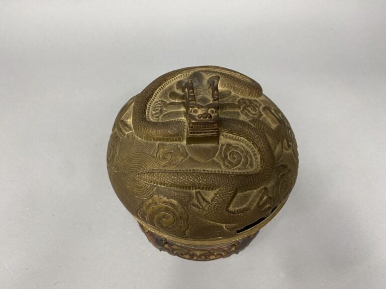 Chine - Boite couverte en bronze, le couvercle surmonté d'un dragon stylisé par…