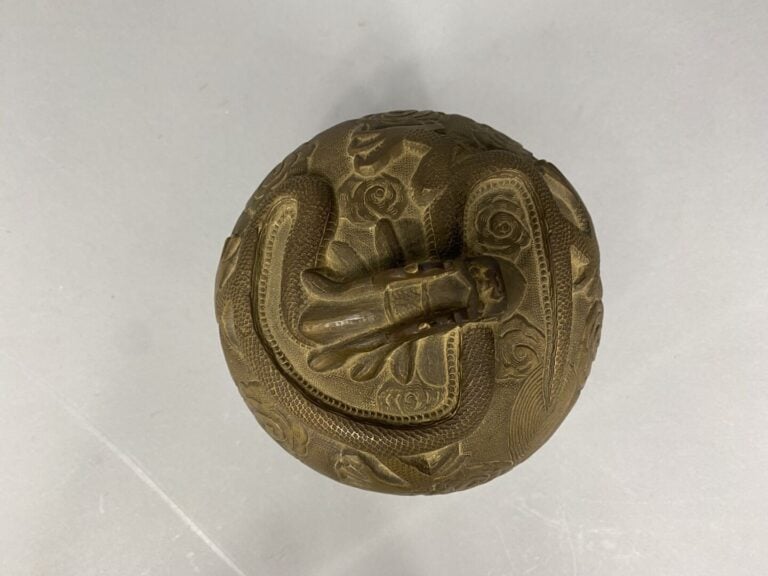 Chine - Boite couverte en bronze, le couvercle surmonté d'un dragon stylisé par…