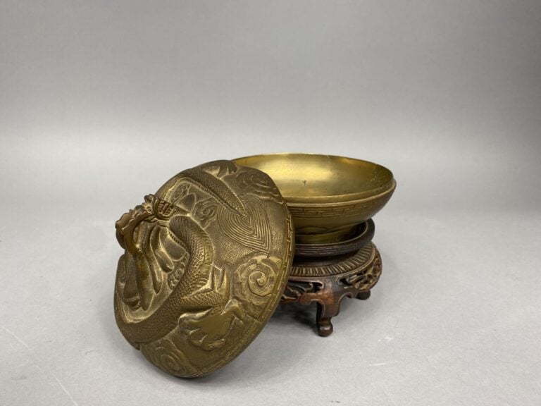 Chine - Boite couverte en bronze, le couvercle surmonté d'un dragon stylisé par…
