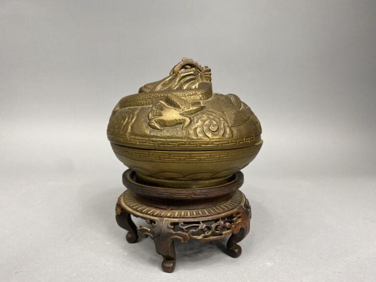 Chine - Boite couverte en bronze, le couvercle surmonté d'un dragon stylisé par…
