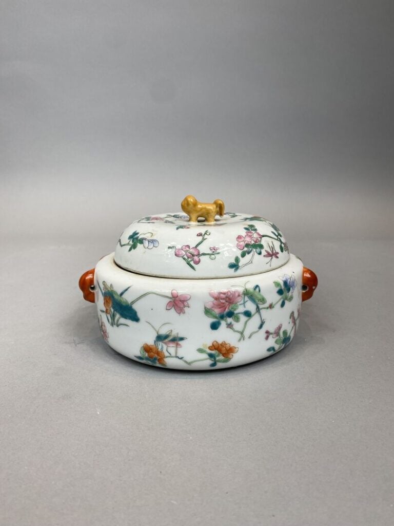 Chine - Boite couverte en porcelaine émaillée à décor de sauterelles, insectes…