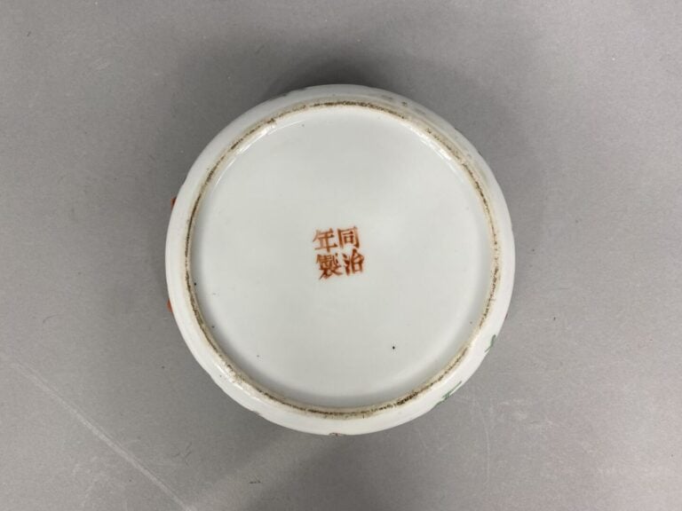 Chine - Boite couverte en porcelaine émaillée à décor de sauterelles, insectes…