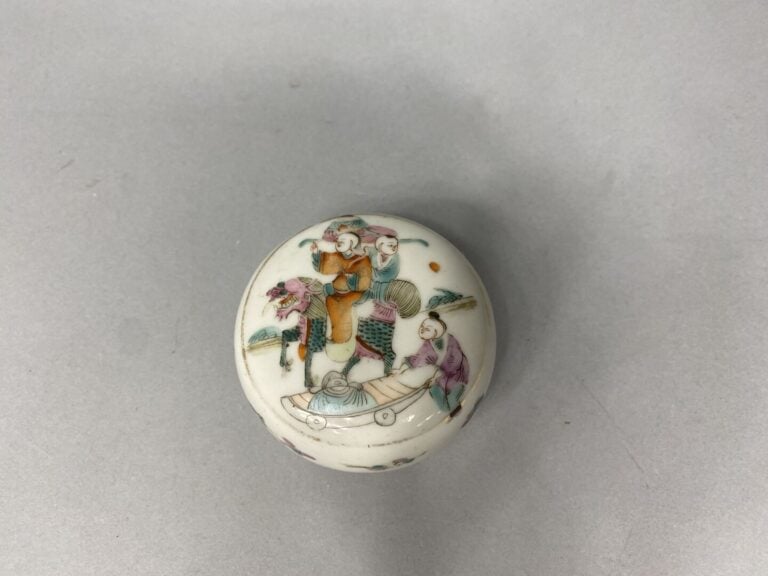 Chine - Boite couverte en porcelaine émaillée dans le style de la famille rose…