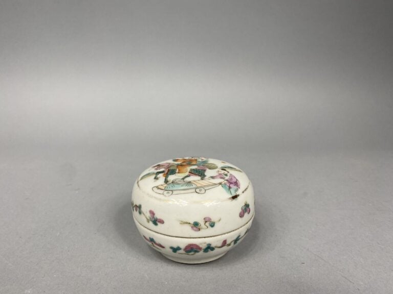 Chine - Boite couverte en porcelaine émaillée dans le style de la famille rose…