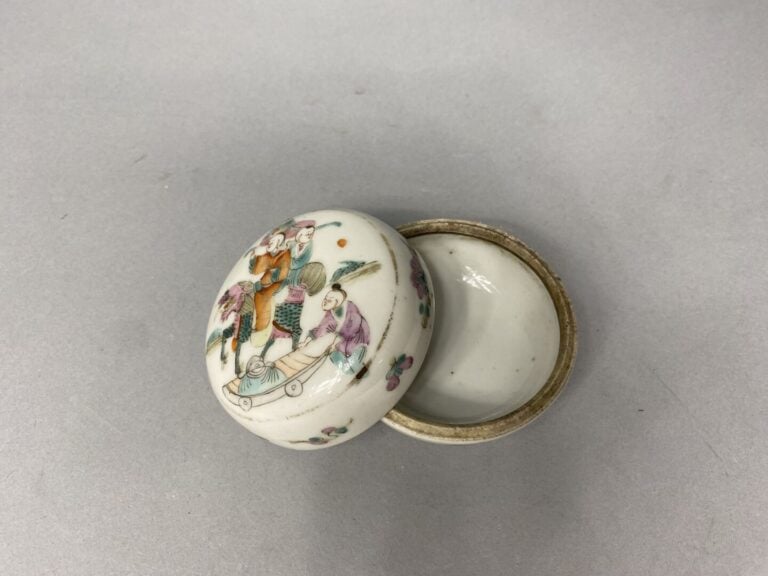 Chine - Boite couverte en porcelaine émaillée dans le style de la famille rose…