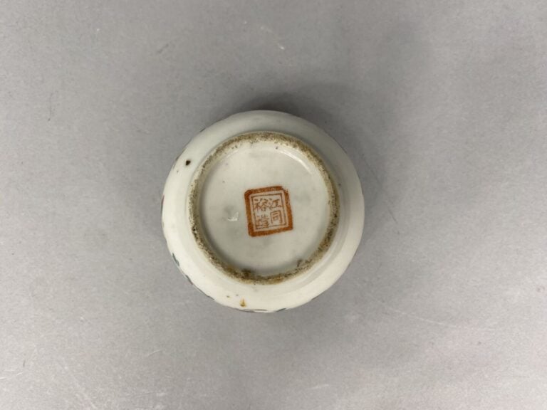 Chine - Boite couverte en porcelaine émaillée dans le style de la famille rose…