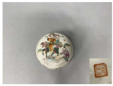 Chine - Boite couverte en porcelaine émaillée dans le style de la famille rose…