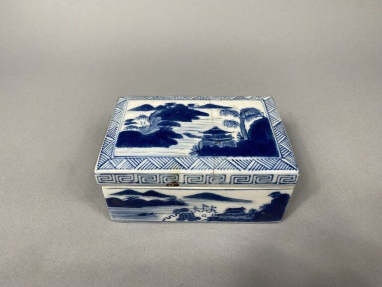 Chine - Boîte de forme rectangulaire à décor bleu blanc d'une pagode sur un bor…