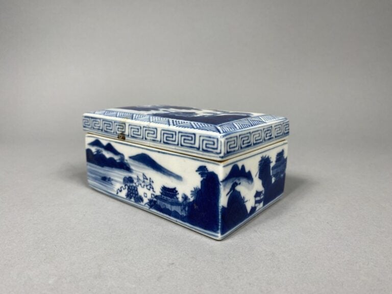 Chine - Boîte de forme rectangulaire à décor bleu blanc d'une pagode sur un bor…