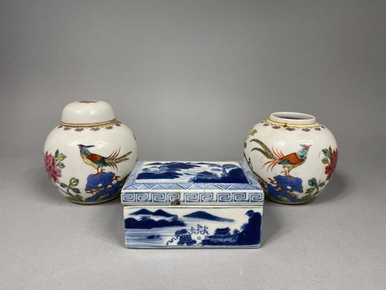 Chine - Boîte de forme rectangulaire à décor bleu blanc d'une pagode sur un bor…