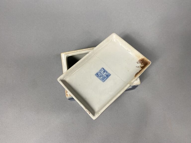 Chine - Boîte de forme rectangulaire à décor bleu blanc d'une pagode sur un bor…