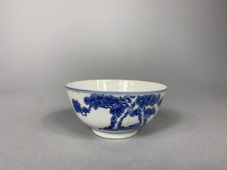 Chine - Bol en porcelaine à décor bleu blanc de pins - Marque au dessous - H :…