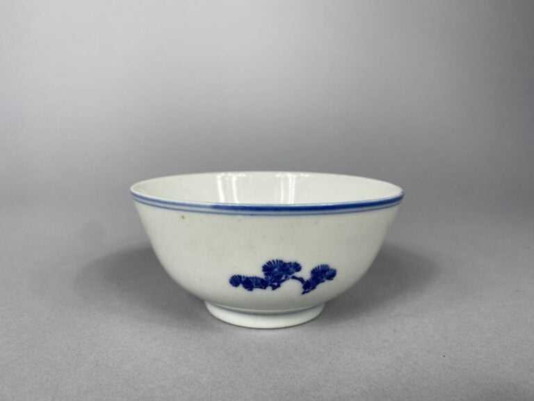 Chine - Bol en porcelaine à décor bleu blanc de pins - Marque au dessous - H :…