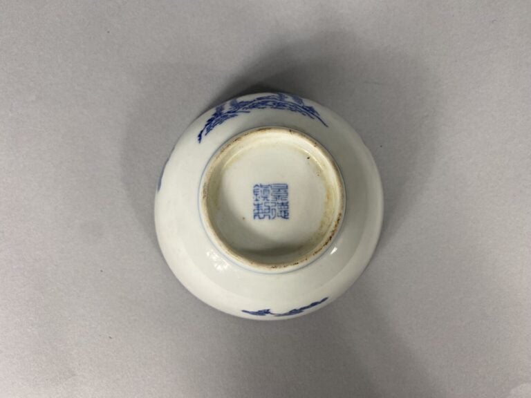 Chine - Bol en porcelaine à décor bleu blanc de pins - Marque au dessous - H :…