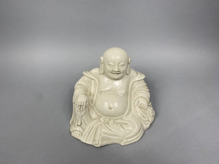 Chine - Bouddha rieur en terre cuite émaillée blanc craquelée figurant assis te…