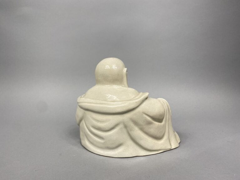 Chine - Bouddha rieur en terre cuite émaillée blanc craquelée figurant assis te…
