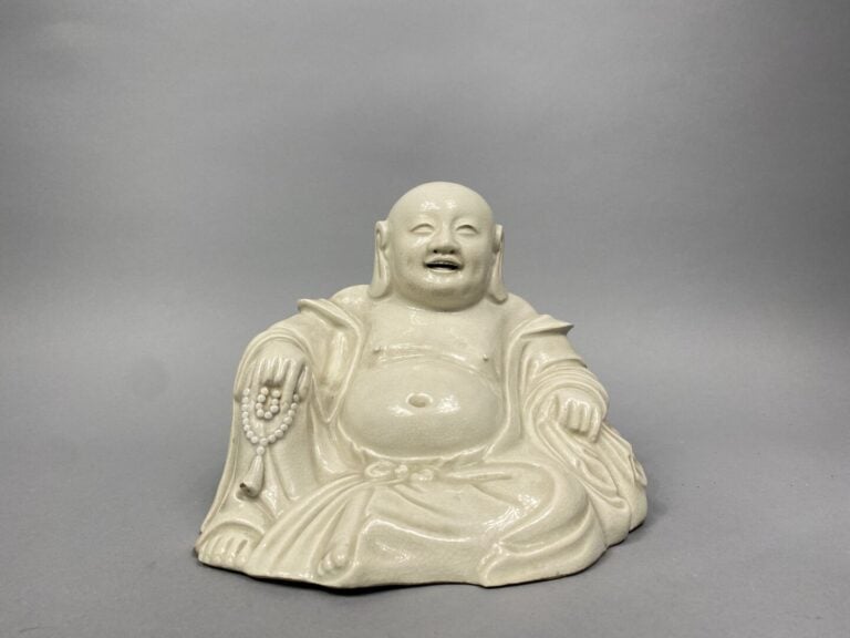 Chine - Bouddha rieur en terre cuite émaillée blanc craquelée figurant assis te…
