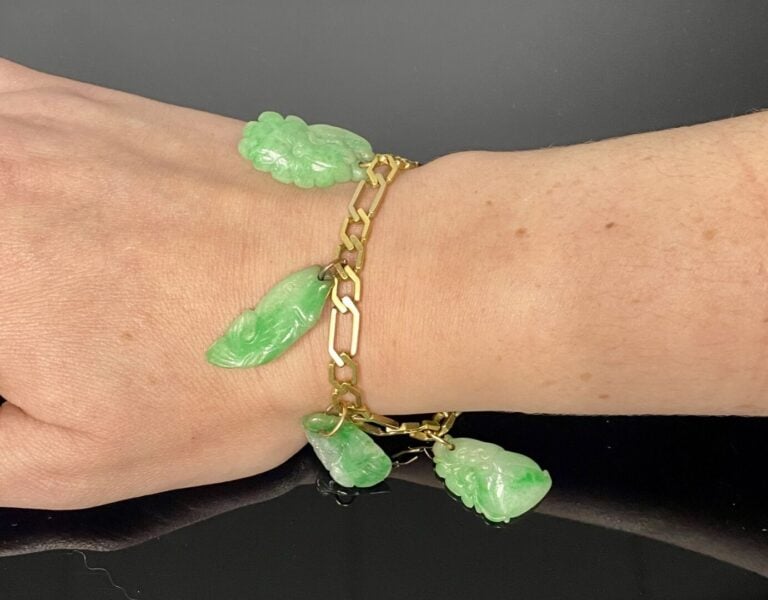 Chine - Bracelet en or jaune (750) à mailles losangiques ornées de six pendenti…