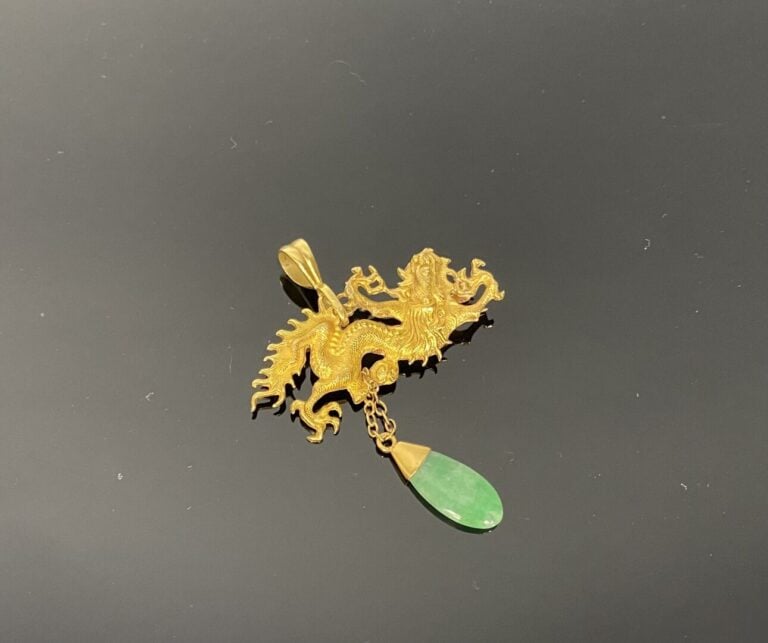 *Chine - Broche / Pendentif en or jaune (585) formant un dragon et pendentif de…
