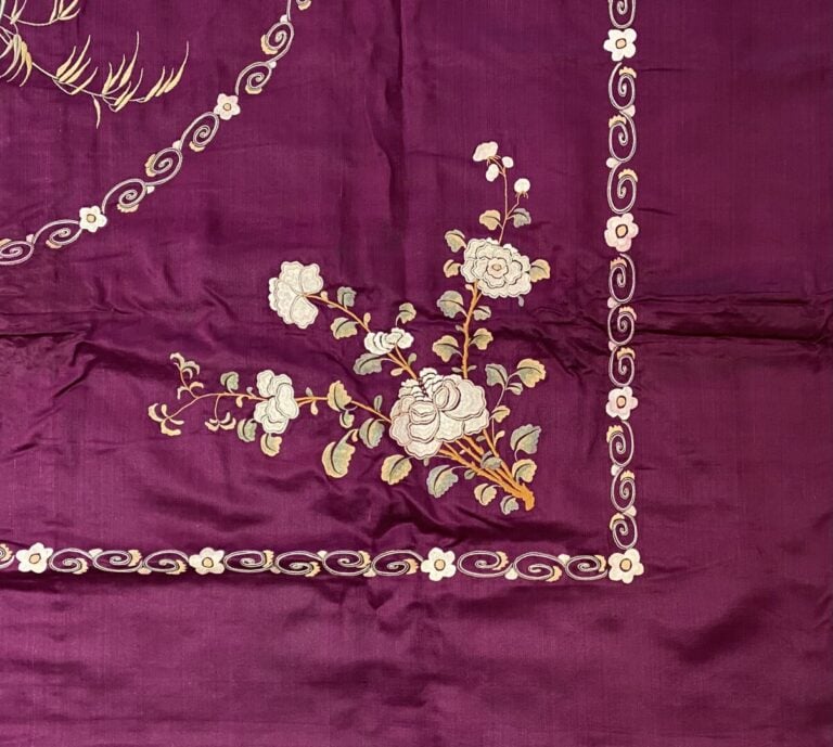 Chine - Broderie polychrome sur fond violet à décor d'un couple de paons branch…