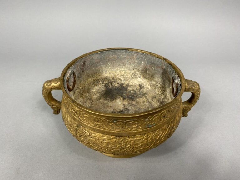 Chine - Brûle parfum en bronze doré reposant sur un petit pied et flanqué de de…