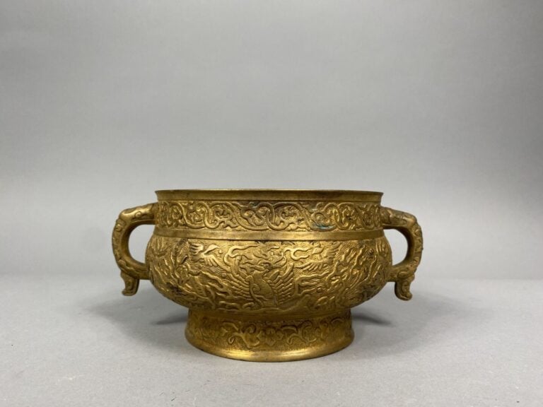 Chine - Brûle parfum en bronze doré reposant sur un petit pied et flanqué de de…