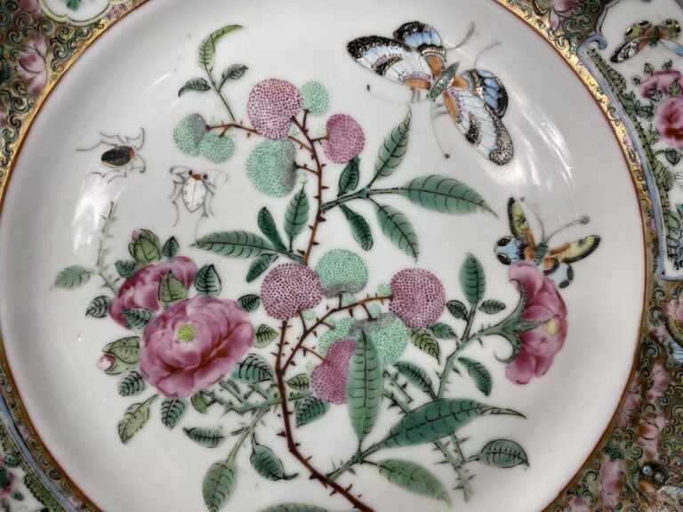 Chine, Canton - Assiette en porcelaine émaillée polychrome à décor de branchage…
