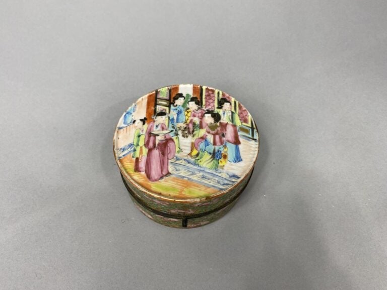 Chine, Canton - Boite ronde en porcelaine émaillée dans le style de la famille…