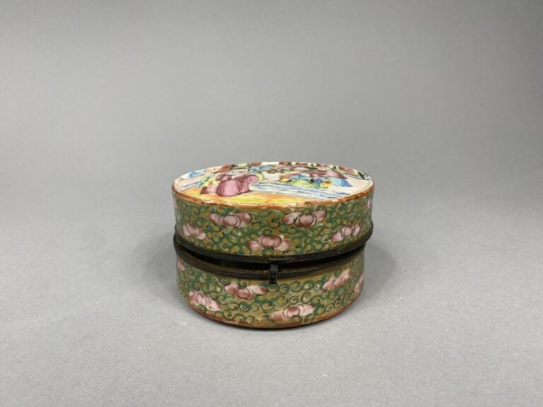 Chine, Canton - Boite ronde en porcelaine émaillée dans le style de la famille…