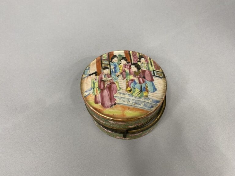 Chine, Canton - Boite ronde en porcelaine émaillée dans le style de la famille…