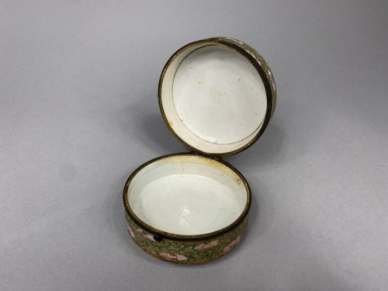 Chine, Canton - Boite ronde en porcelaine émaillée dans le style de la famille…