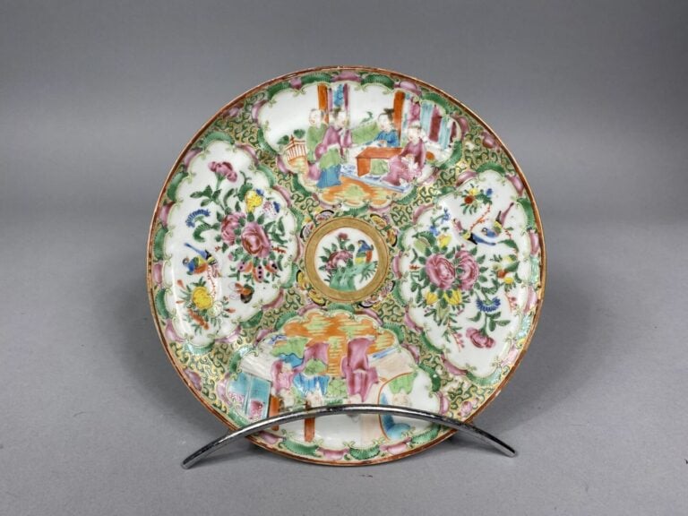 Chine, Canton - Ensemble de deux assiettes en porcelaine émaillée polychrome à…