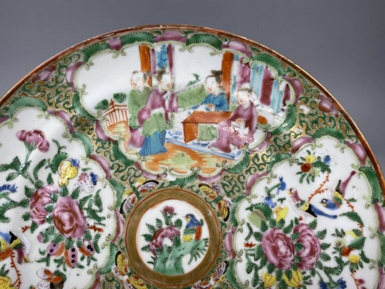Chine, Canton - Ensemble de deux assiettes en porcelaine émaillée polychrome à…