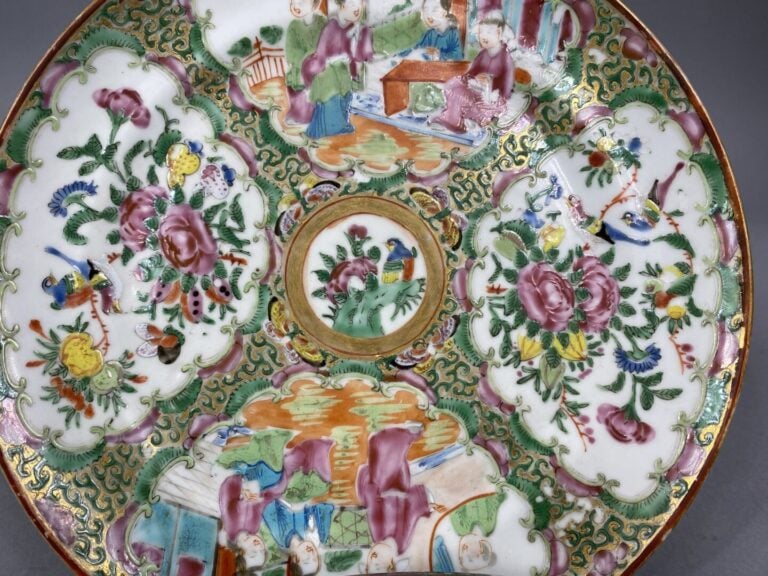 Chine, Canton - Ensemble de deux assiettes en porcelaine émaillée polychrome à…