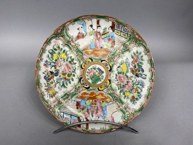 Chine, Canton - Ensemble de deux assiettes en porcelaine émaillée polychrome à…