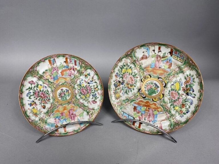 Chine, Canton - Ensemble de deux assiettes en porcelaine émaillée polychrome à…
