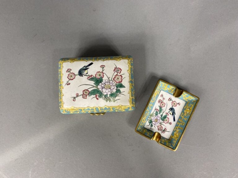 Chine, Canton - Ensemble de deux objets en émaux cloisonnés comprenant une boit…