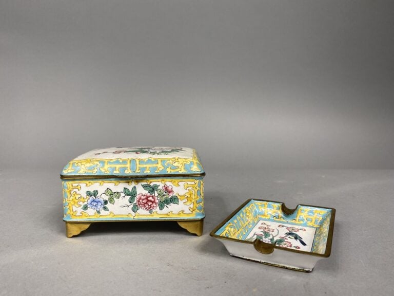 Chine, Canton - Ensemble de deux objets en émaux cloisonnés comprenant une boit…